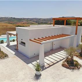 2 bedroom villa with infinity pool, near Alcamo, sleeps 4-5